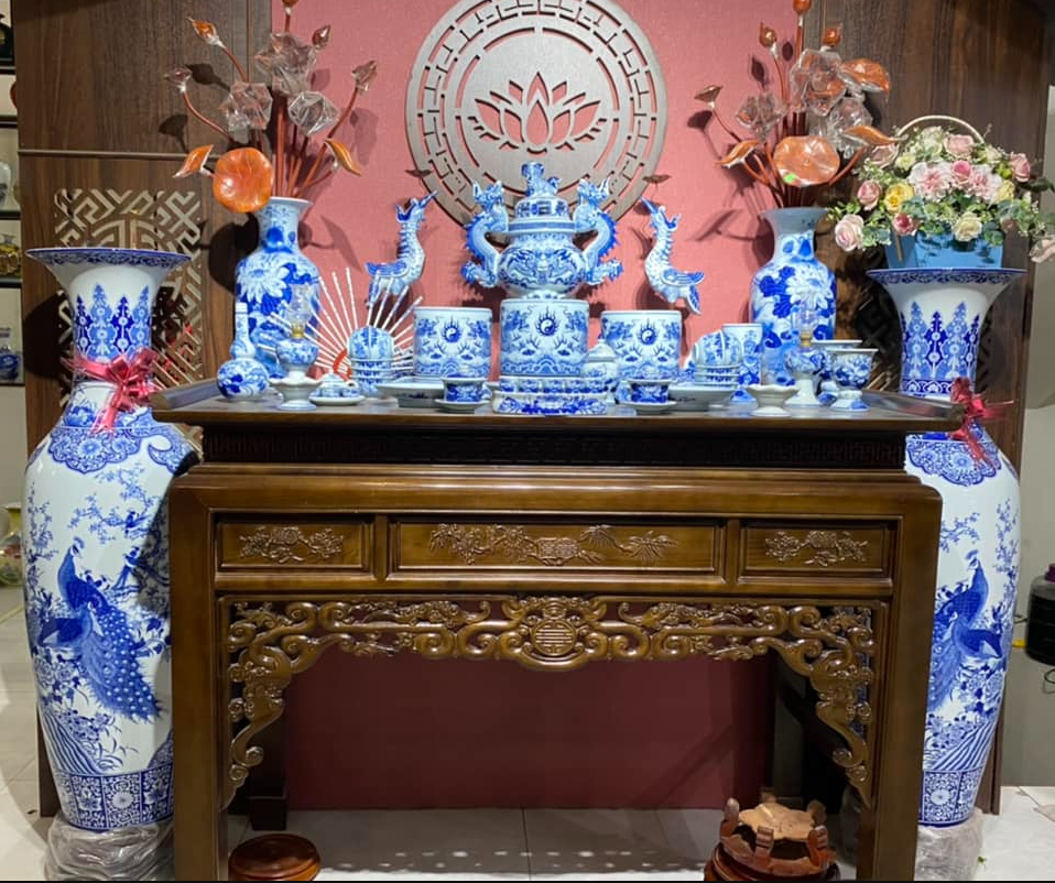 Bàn thờ gia tiên gỗ gụ dùng hoa tươi, tránh hoa giả hoặc hoa khô.